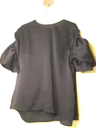 Blusa negra con mangas abullonadas - miniatura 1