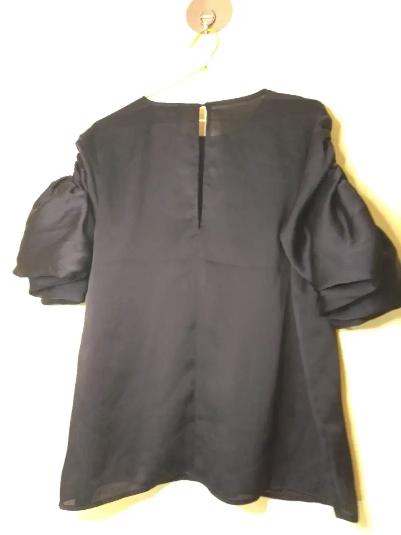 Blusa negra con mangas abullonadas - 3