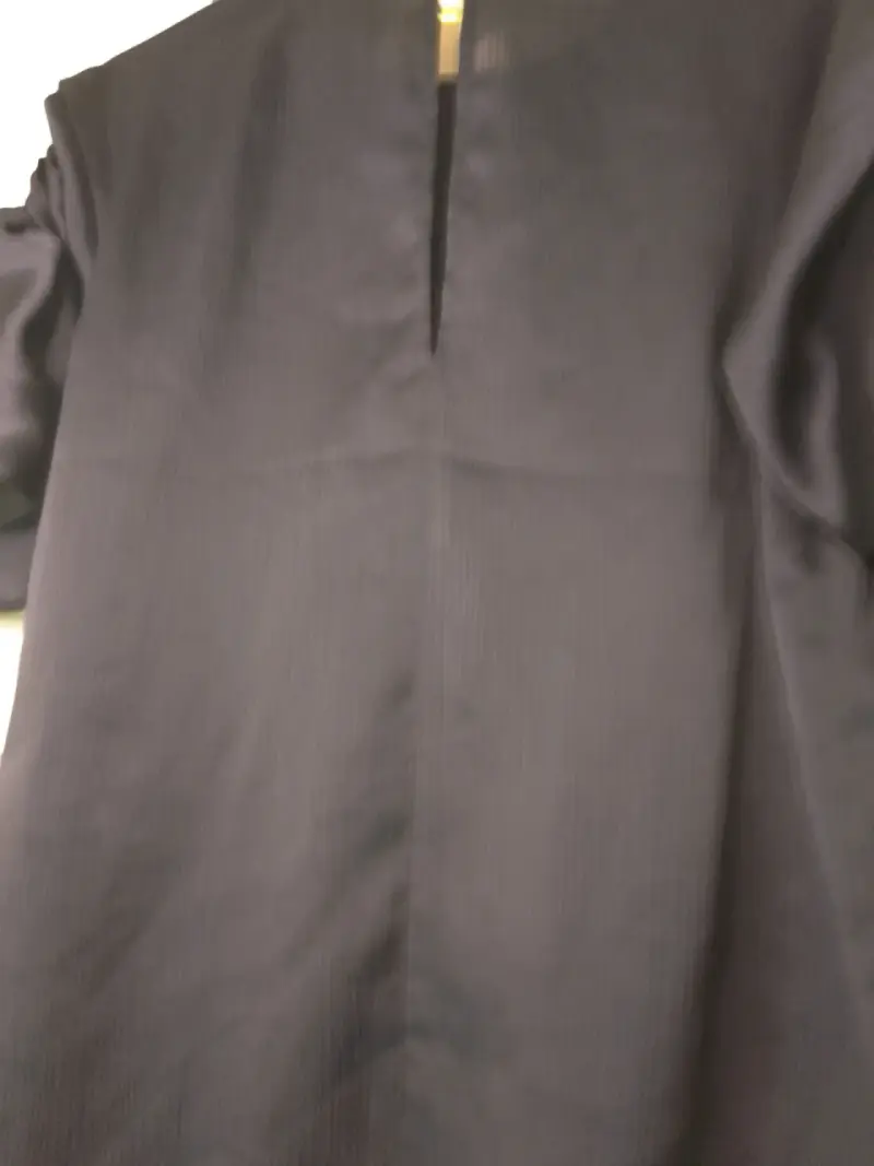 Blusa negra con mangas abullonadas - 4