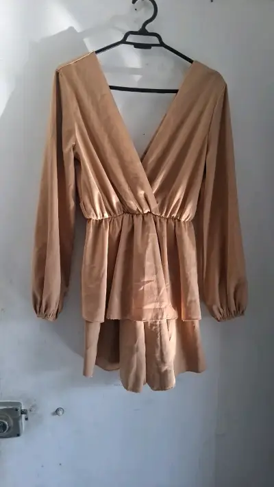 Vestido corto beige con mangas largas tiene short - miniatura 1
