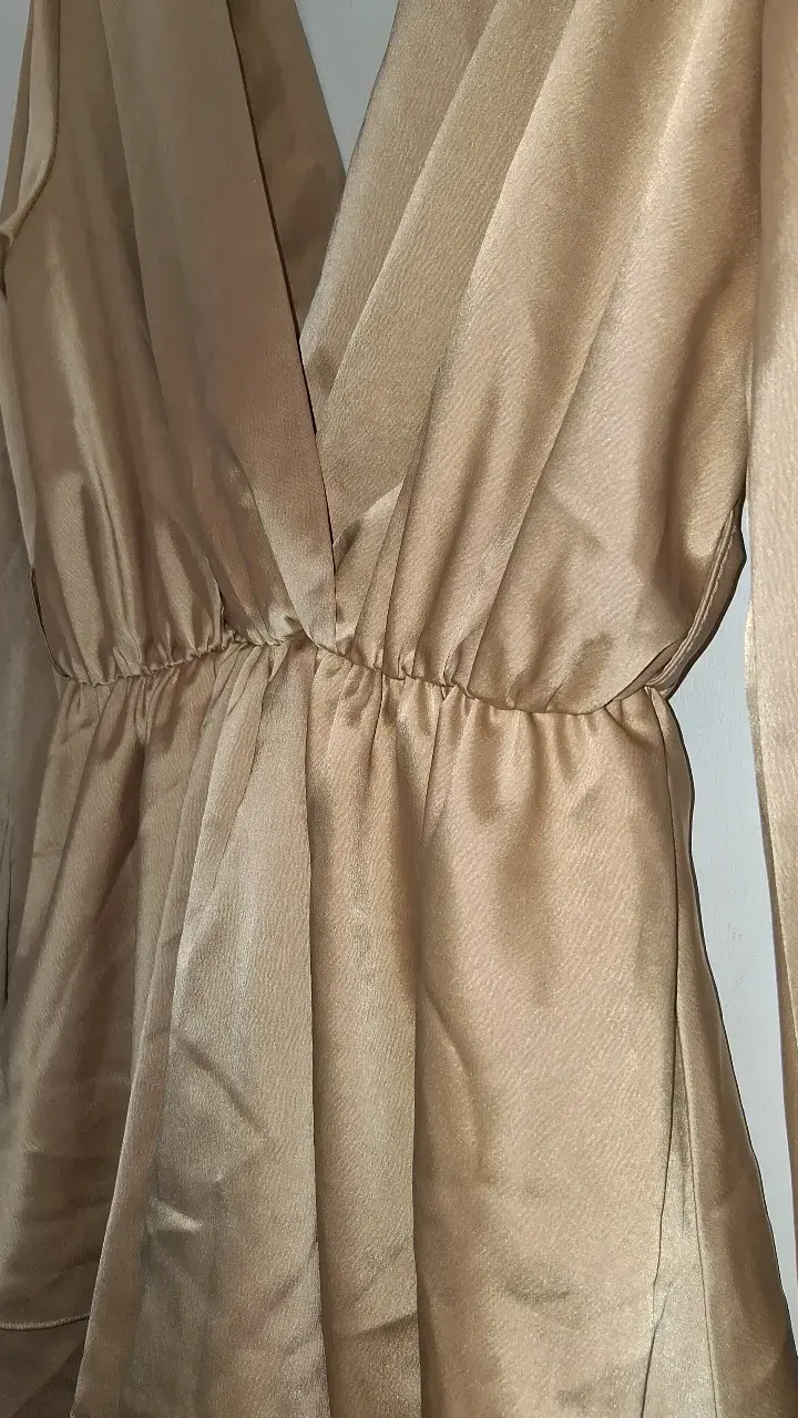 Vestido corto beige con mangas largas tiene short - 2