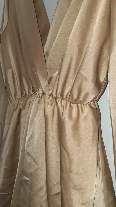 Vestido corto beige con mangas largas tiene short - miniatura 2