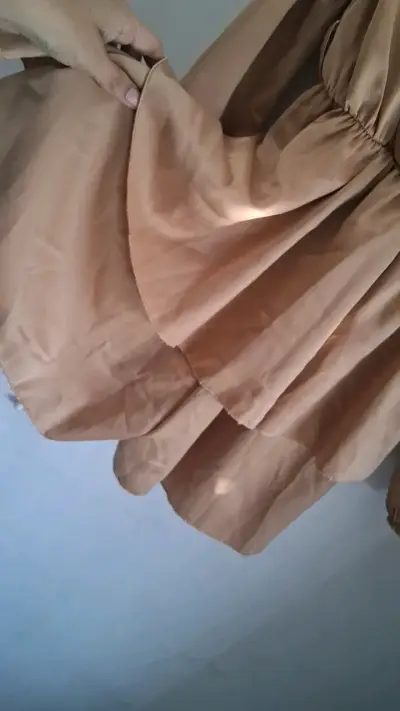 Vestido corto beige con mangas largas tiene short - miniatura 3