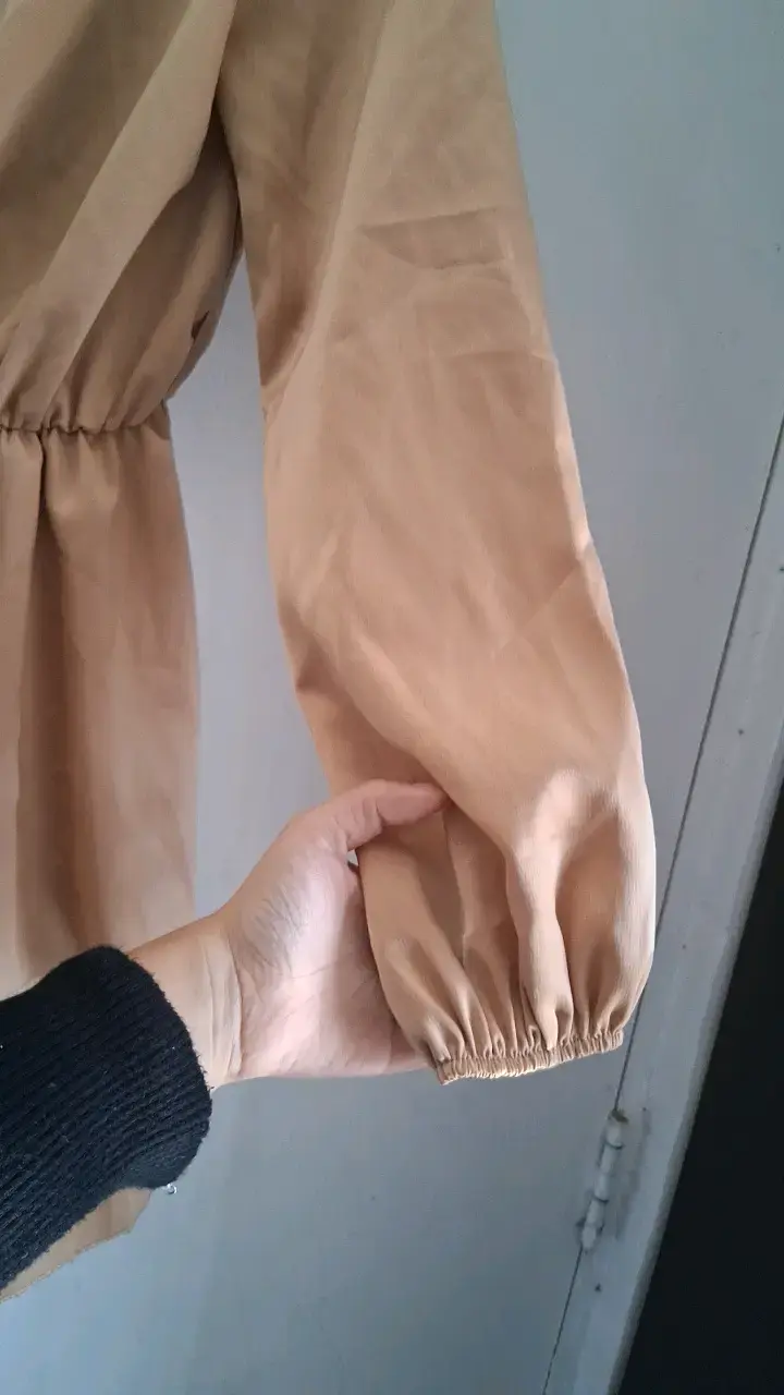 Vestido corto beige con mangas largas tiene short - 4