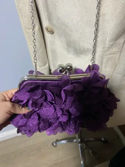Cartera de mano morada con flores y cadena - miniatura 1