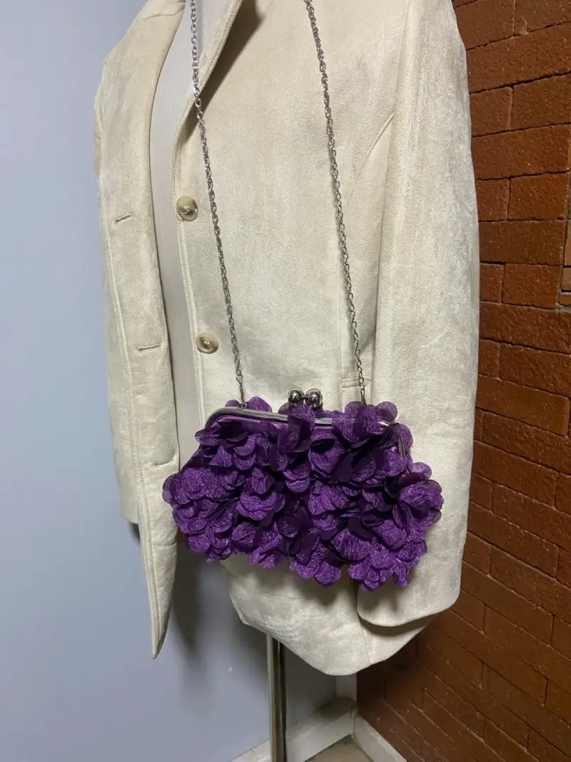Cartera de mano morada con flores y cadena - 2