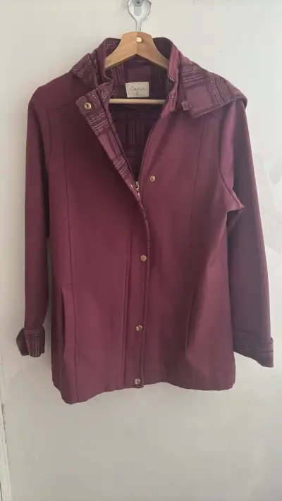 Abrigo burdeos con capucha para mujer - miniatura 1