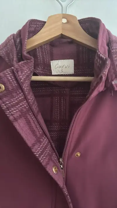 Abrigo burdeos con capucha para mujer - miniatura 2