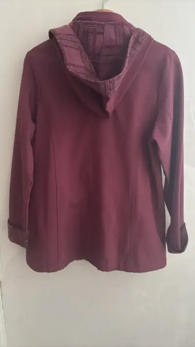 Abrigo burdeos con capucha para mujer - miniatura 3