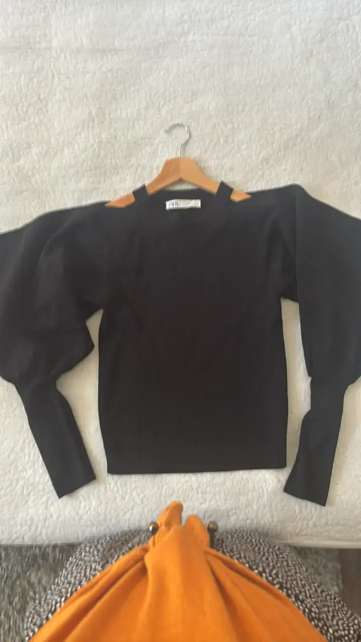 Suéter negro con hombros descubiertos Zara - 1