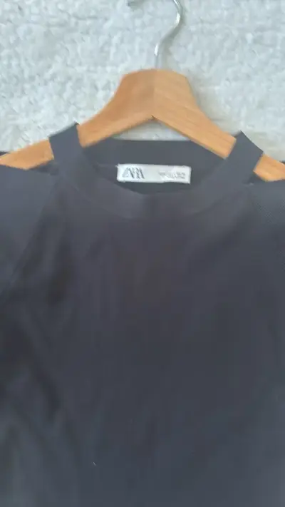 Suéter negro con hombros descubiertos Zara - miniatura 2