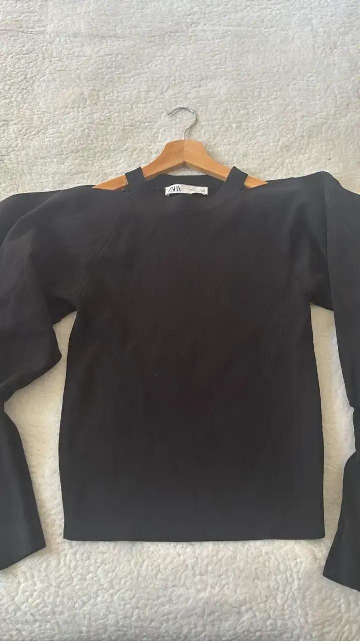 Suéter negro con hombros descubiertos Zara - 3