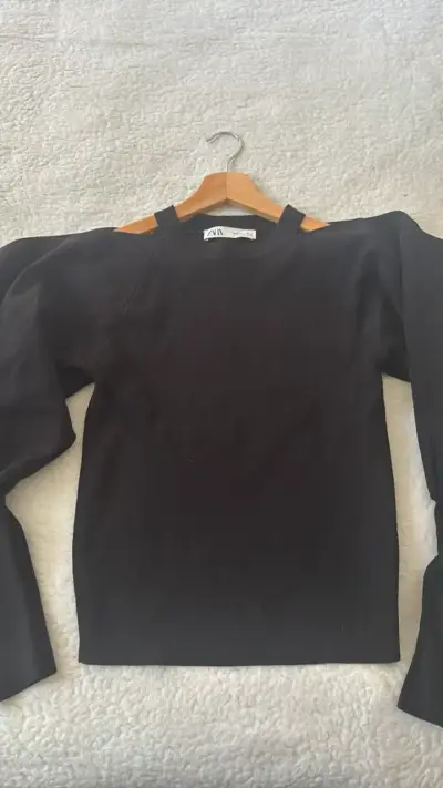 Suéter negro con hombros descubiertos Zara - miniatura 3