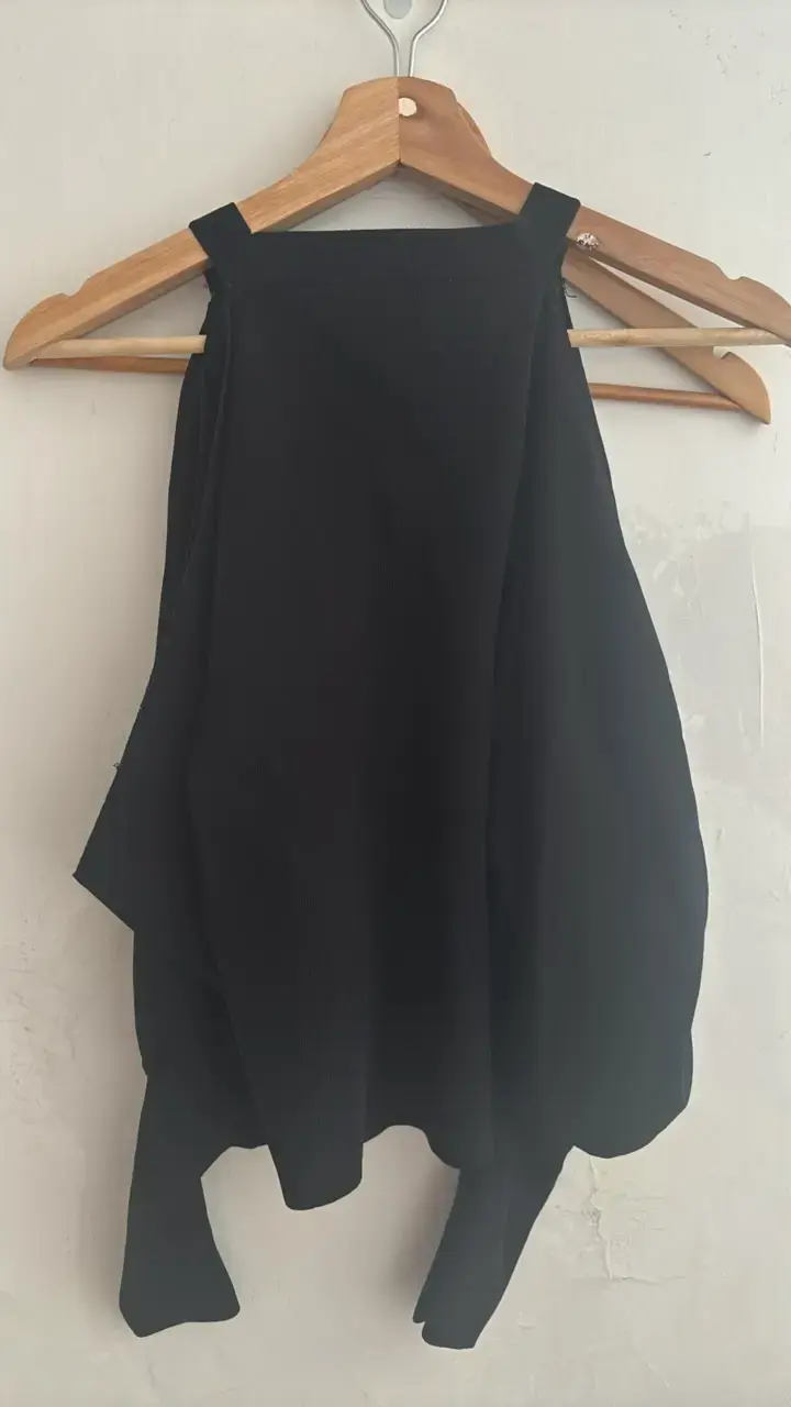 Suéter negro con hombros descubiertos Zara - 4