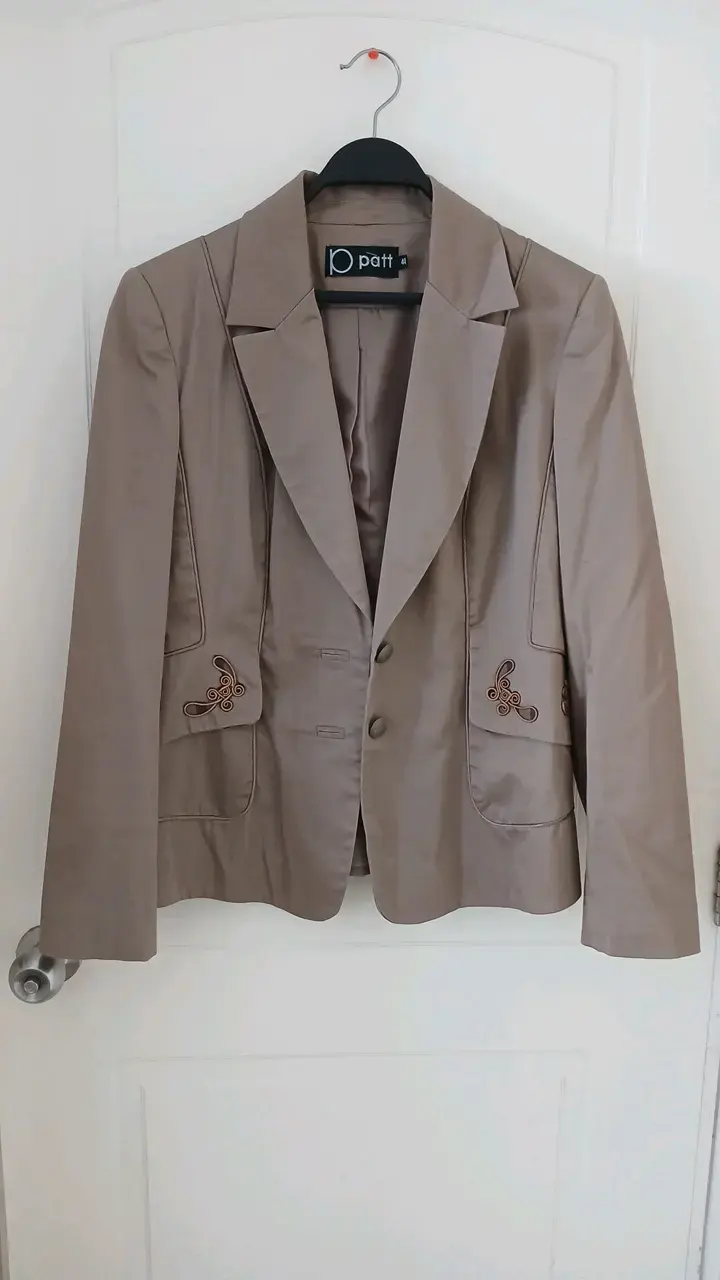 Patt, Blazer beige con bordado para mujer - 1