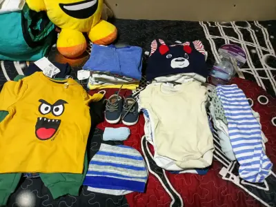 Lote de ropa para bebé con bodys y polerones - miniatura 1