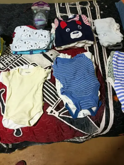 Lote de ropa para bebé con bodys y polerones - miniatura 3