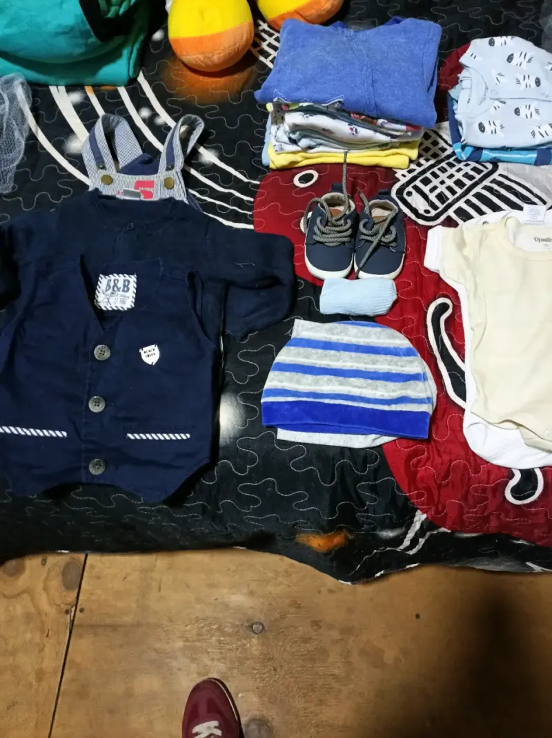 Lote de ropa para bebé con bodys y polerones - 4