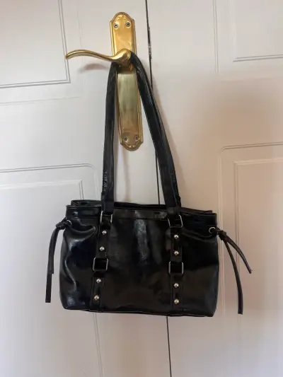 Cartera negra de cuero sintético con detalles - miniatura 1