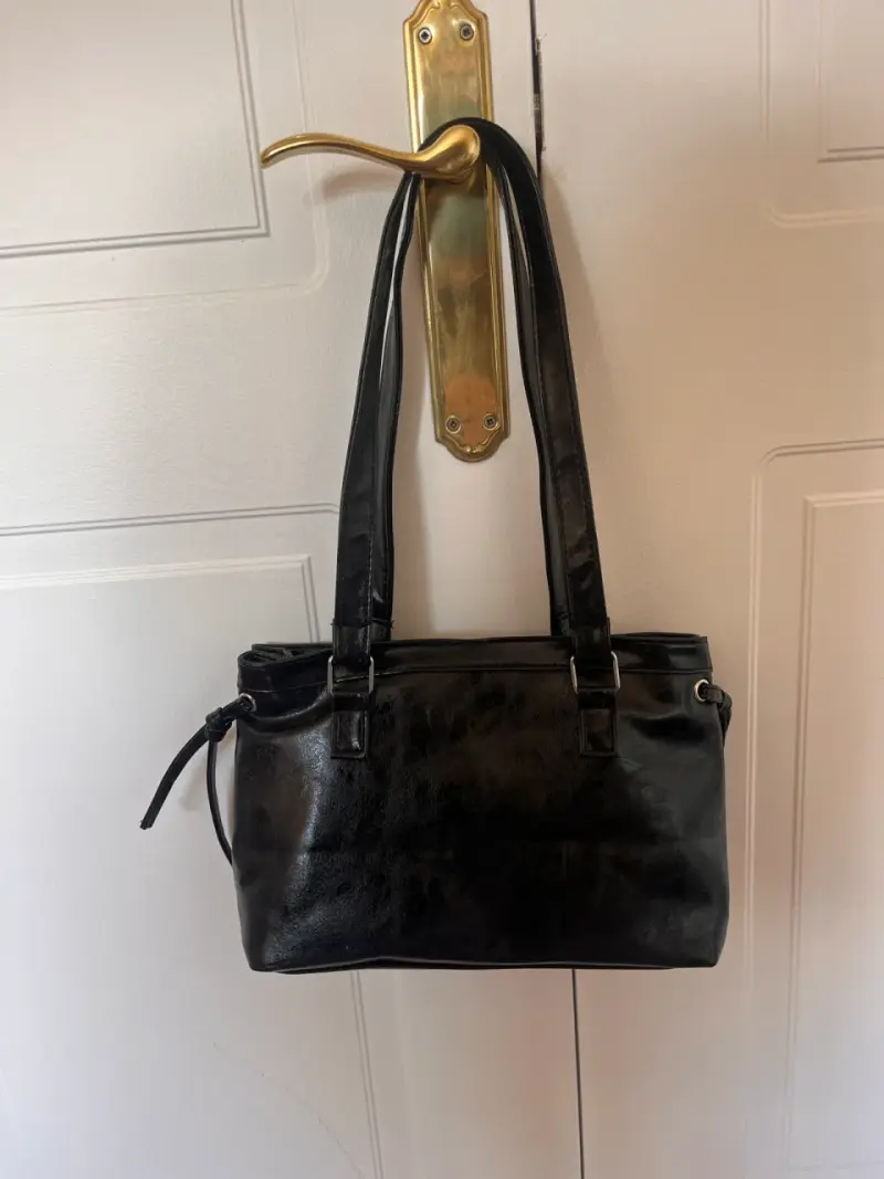 Cartera negra de cuero sintético con detalles - 2