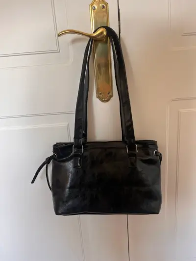 Cartera negra de cuero sintético con detalles - miniatura 2