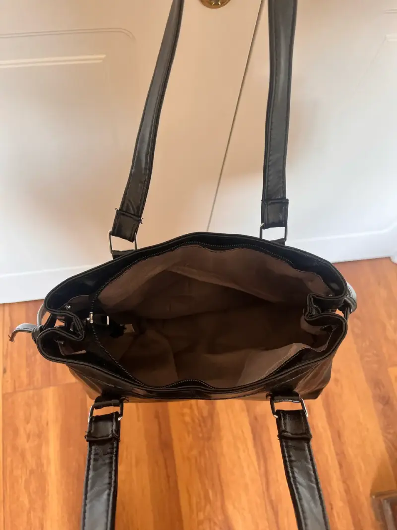 Cartera negra de cuero sintético con detalles - 3