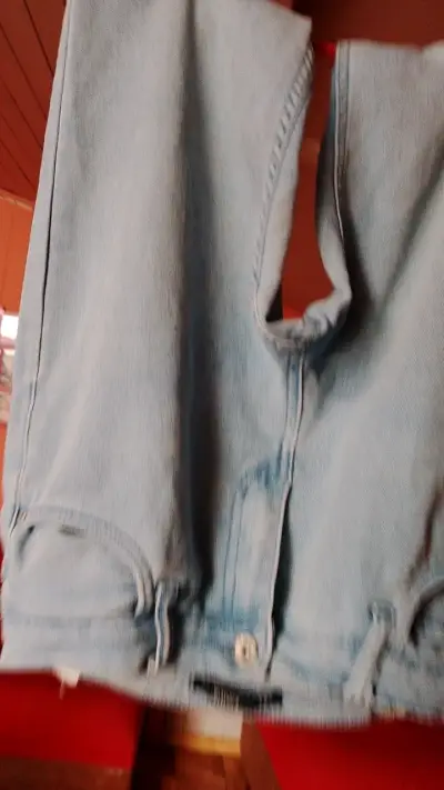 Jeans de mezclilla azul claro para mujer - miniatura 1