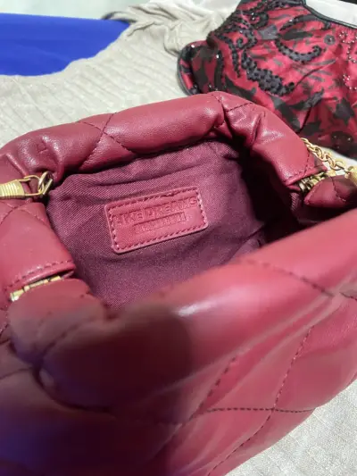 Cartera acolchada burdeos Like Dreams con cadena dorada - miniatura 3