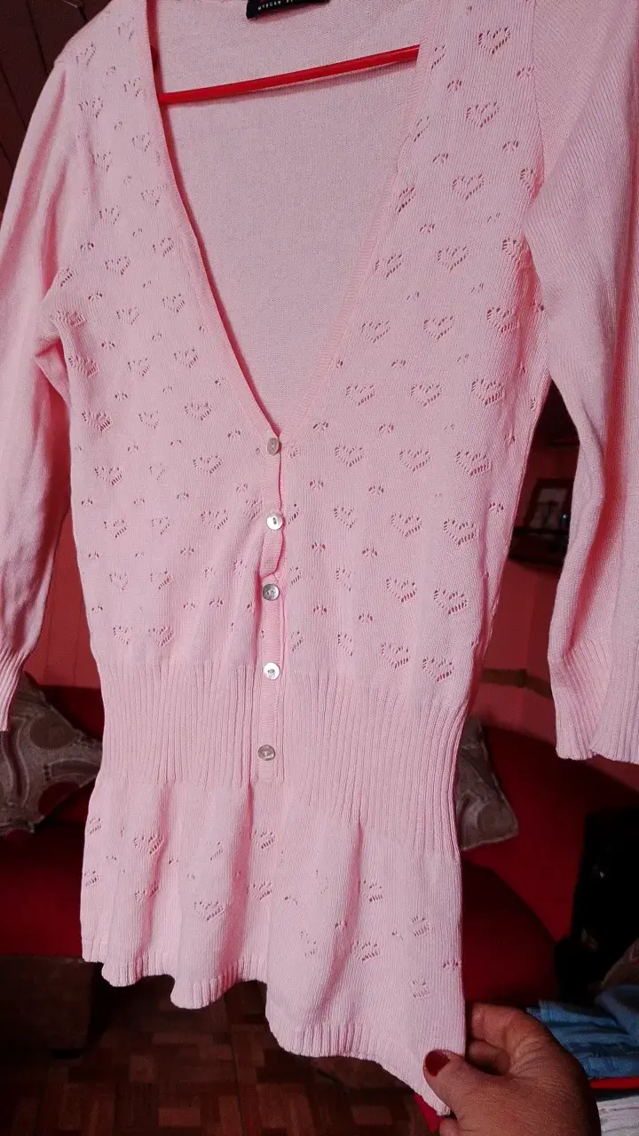 Cardigan rosado con diseño de corazones
