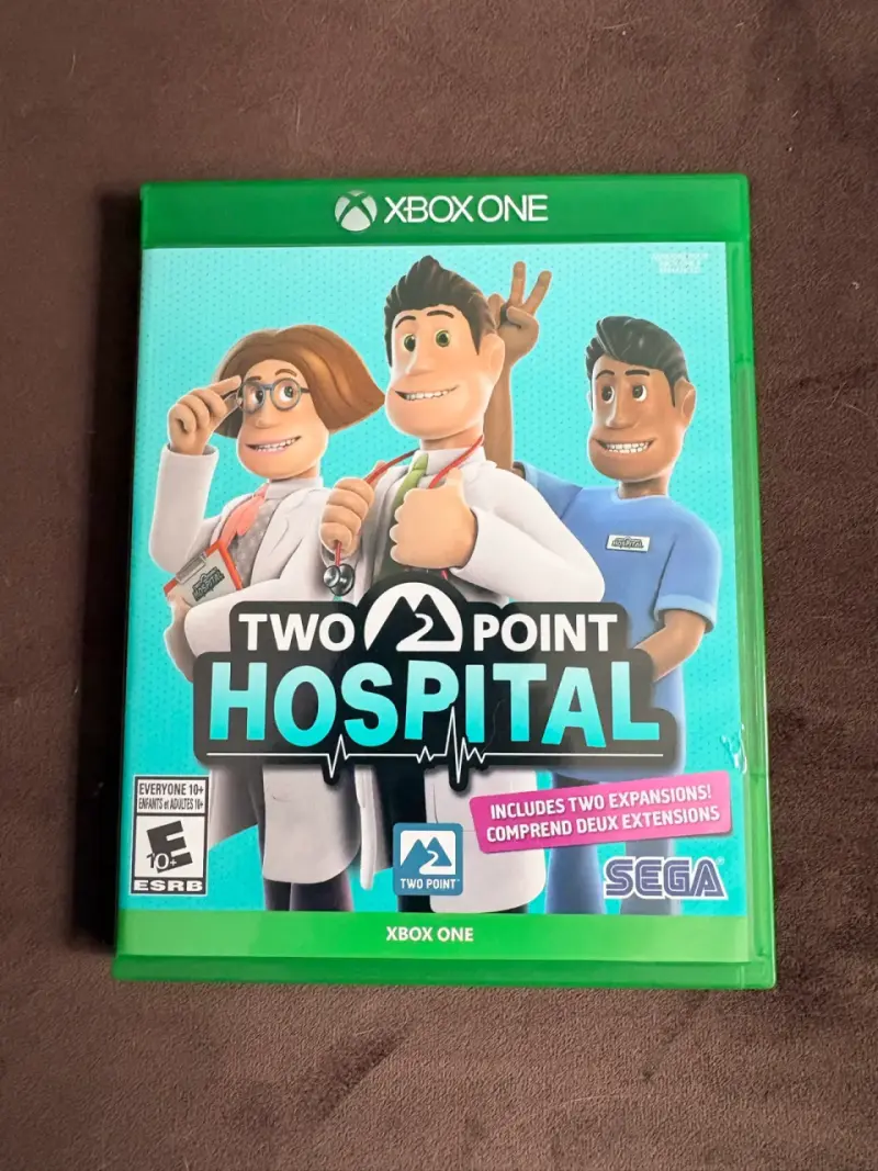 Juego Two Point Hospital para Xbox One con expansiones - 2