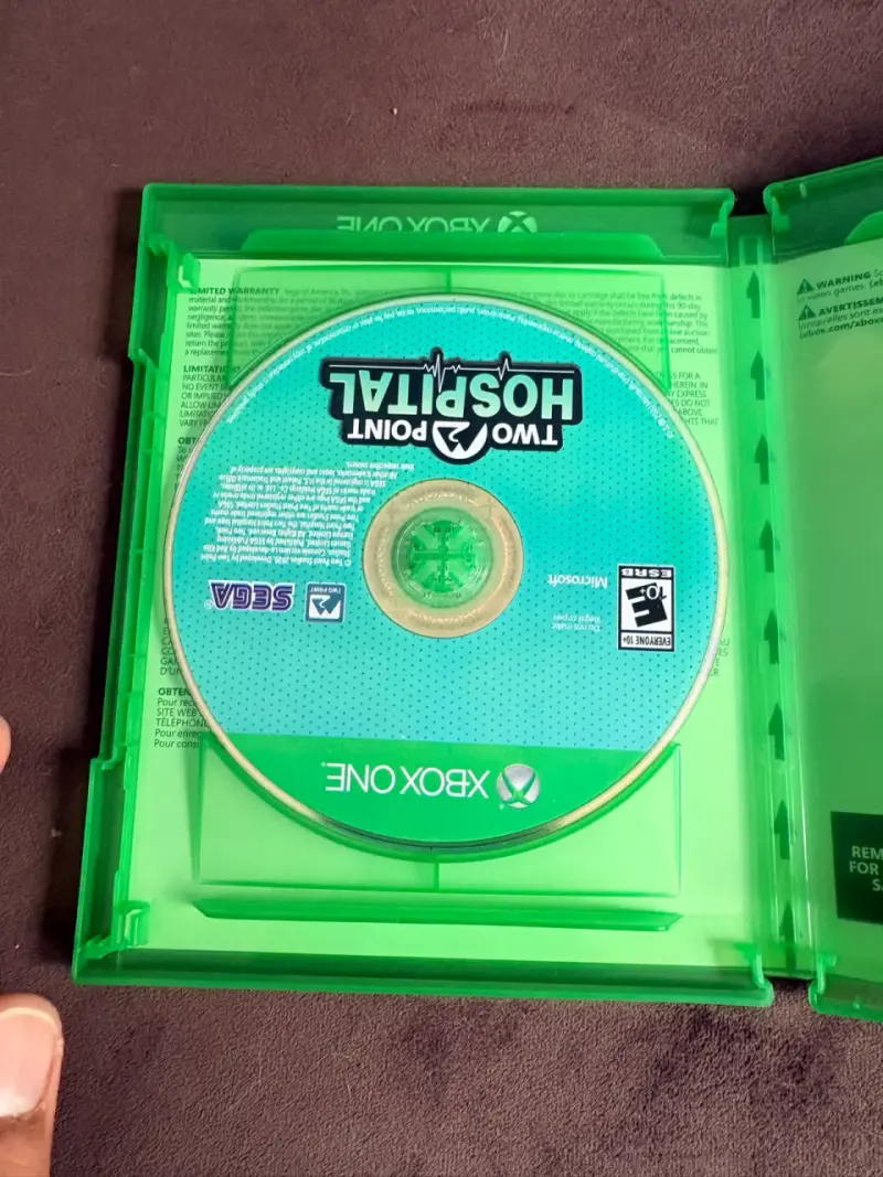 Juego Two Point Hospital para Xbox One con expansiones - 4