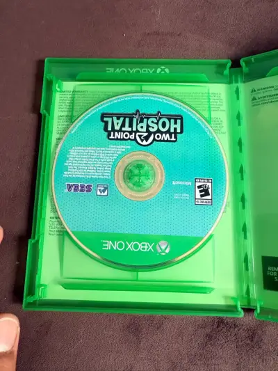 Juego Two Point Hospital para Xbox One con expansiones - miniatura 4