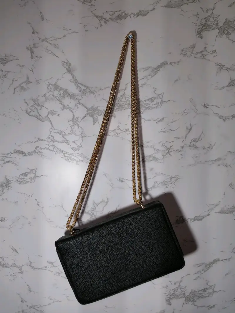 Cartera negra con cadena dorada elegante - 1