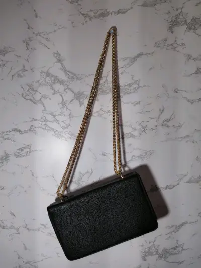 Cartera negra con cadena dorada elegante - miniatura 1