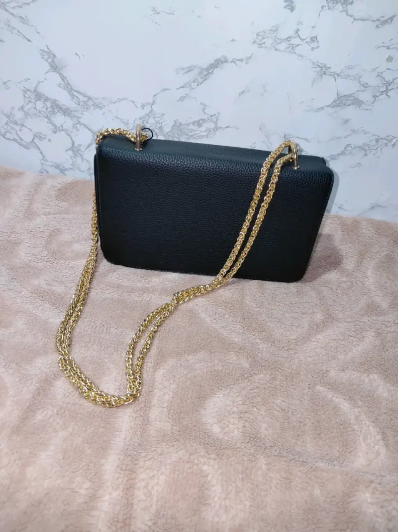 Cartera negra con cadena dorada elegante - 2