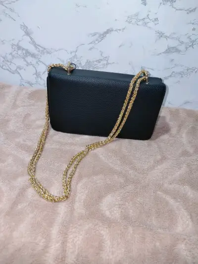 Cartera negra con cadena dorada elegante - miniatura 2