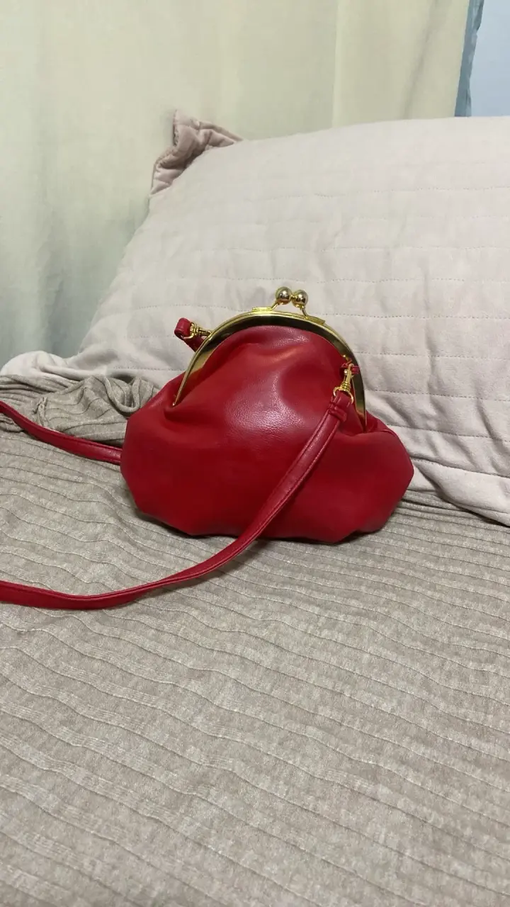 Bolso de cuero rojo con cierre dorado