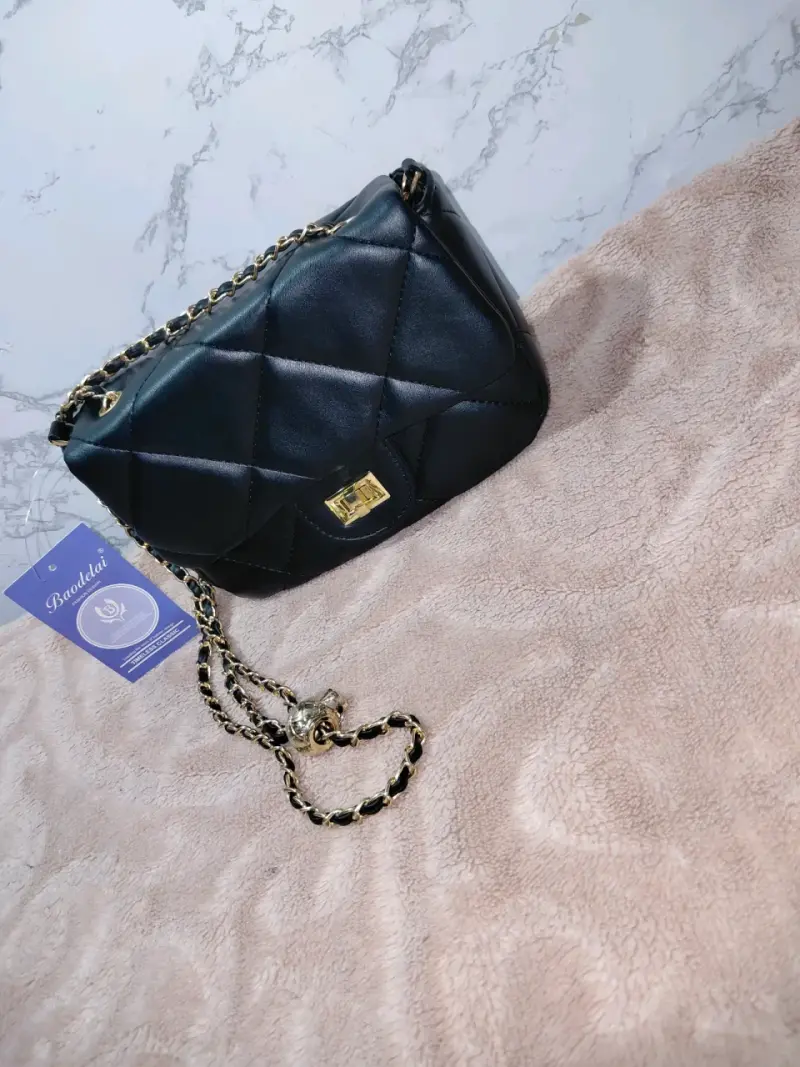 Cartera negra acolchada con cadena dorada