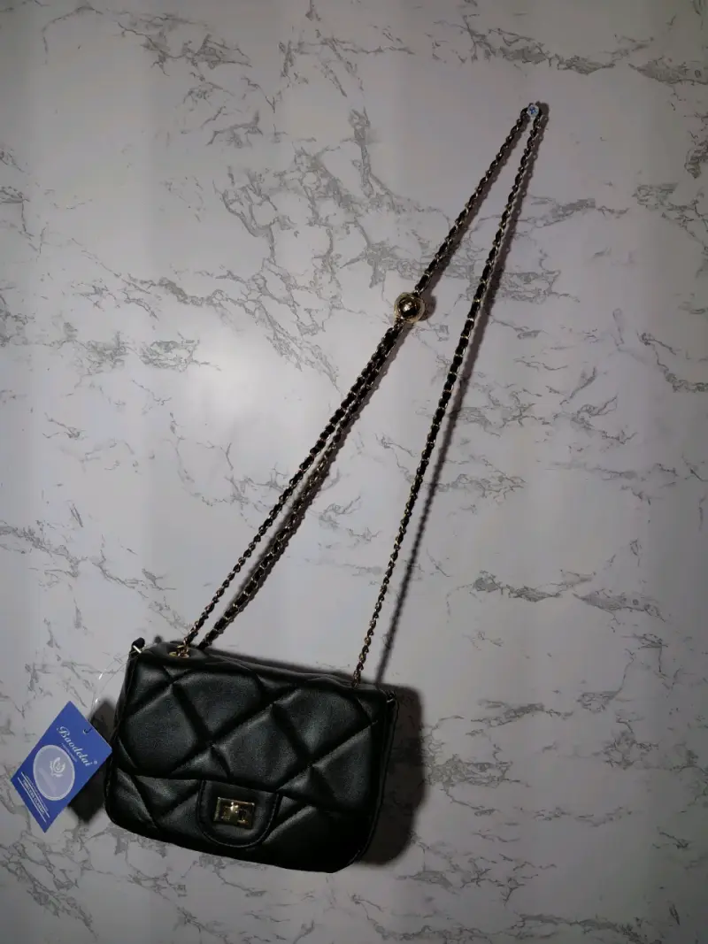 Cartera negra acolchada con cadena dorada - 2