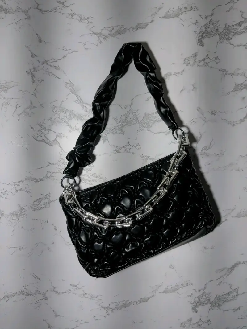 Cartera negra acolchada con cadena metálica