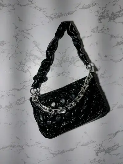 Cartera negra acolchada con cadena metálica - miniatura 1