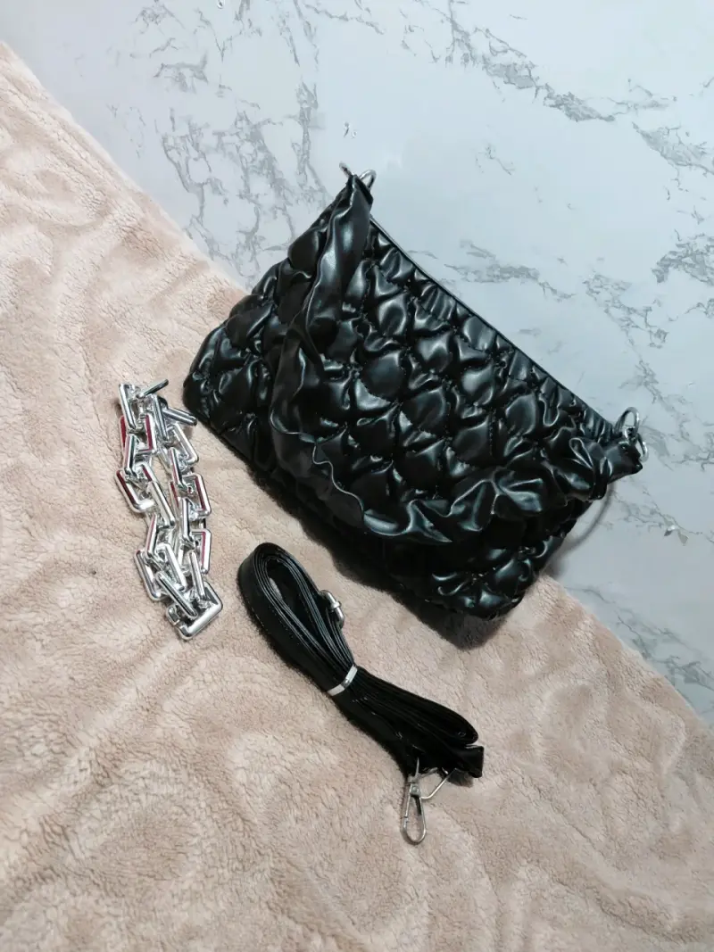 Cartera negra acolchada con cadena metálica - 2