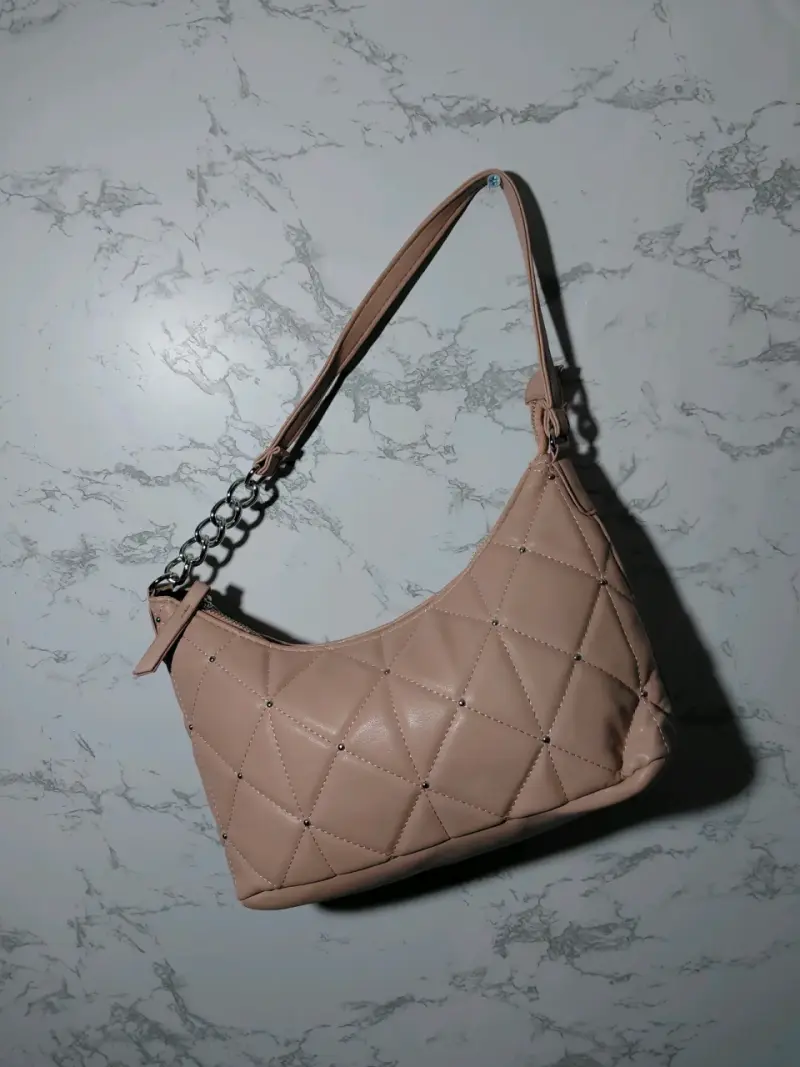Cartera de hombro acolchada beige elegante