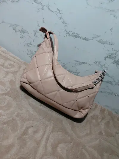 Cartera de hombro acolchada beige elegante - miniatura 2