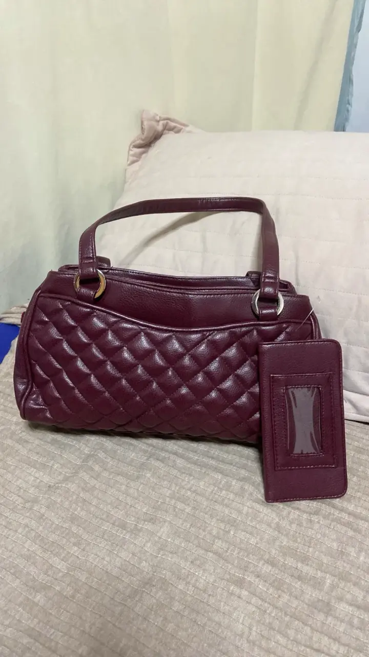 Bolso de mano burdeos acolchado elegante