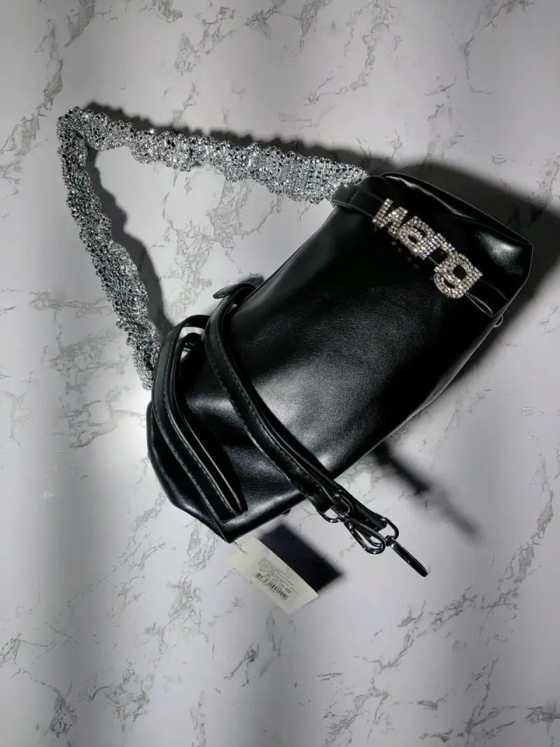 Cartera negra con cadena brillante