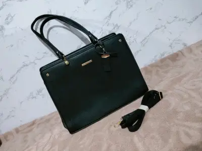 Elegante cartera negra de cuero sintético - miniatura 1