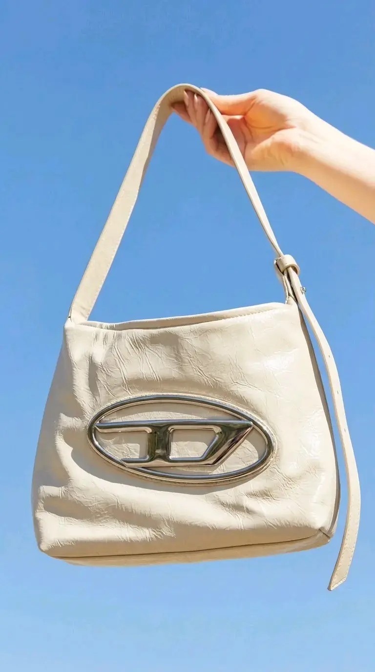 Cartera de hombro beige con logo metálico