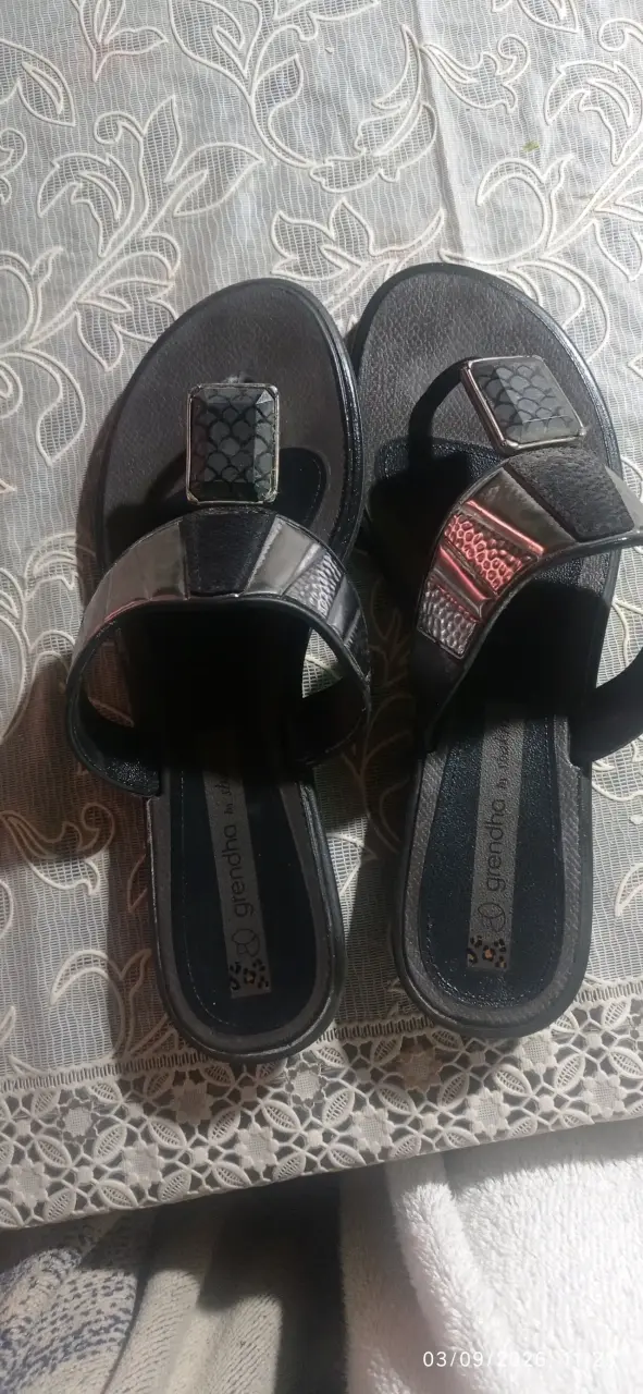 Sandalias negras Grendha con diseño elegante