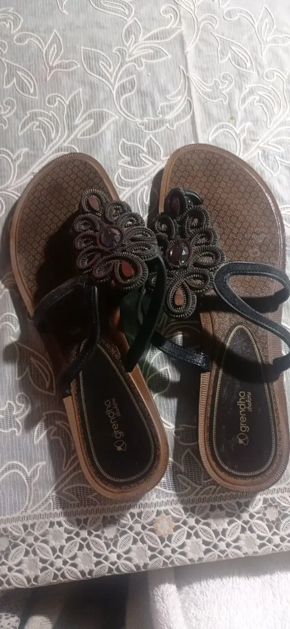 Sandalias Grendha negras con detalles decorativos